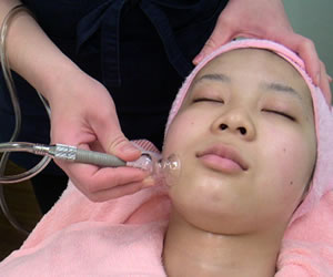 顔そり エステ 毛穴皮脂の吸引